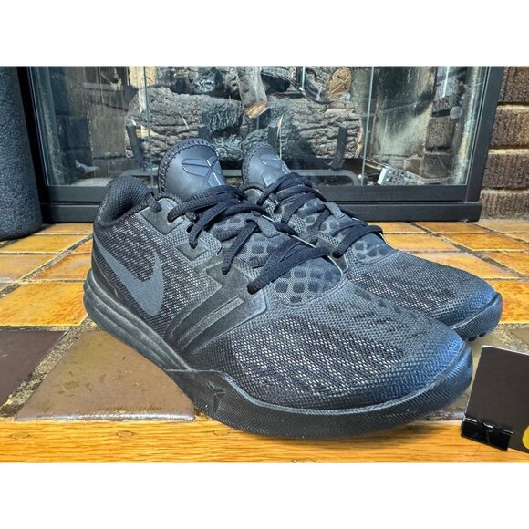 Mens 8 Nike Kobe Mentality Triple Black Athletic Basketball Sneakers 704942-002 - Picture 2 of 9